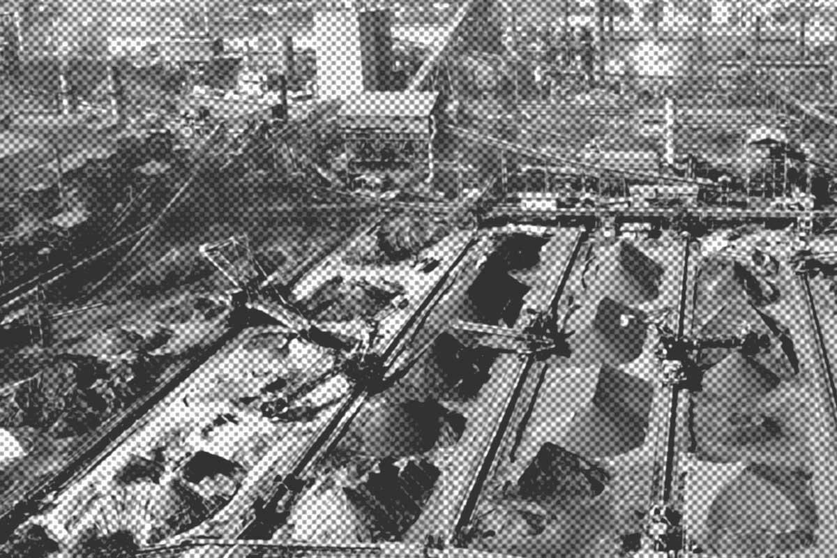 Luftaufnahme einer Industrieanlage mit großen Tanks und verstreuter Ausrüstung, mit einer gepunkteten Überlagerung, die einen Vintage- oder Halbtoneffekt erzeugt.