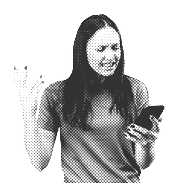 Eine junge Frau schaut ärgerlich auf ihr Smartphone und gestikuliert verzweifelt mit der anderen Hand