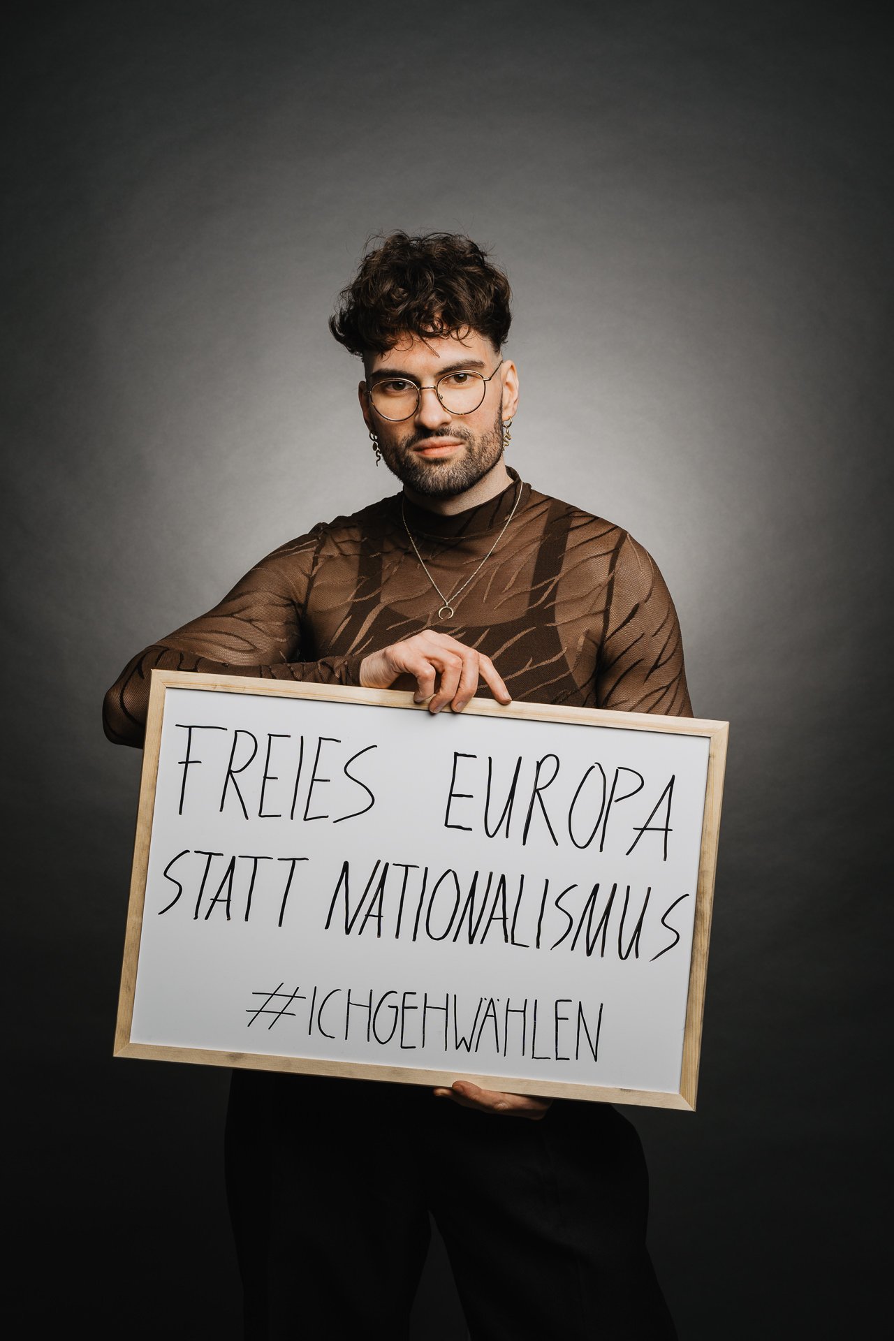 Person hält ein Schild mit der deutschen Aufschrift „Freies Europa statt Nationalismus #Ichgehwählen“, das sich für ein freies Europa statt Nationalismus einsetzt.