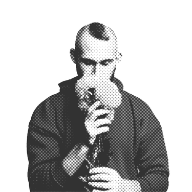 Ein Mann riecht genüsslich an ein paar Blumen, indem er diese sehr nah an sein Gesicht hält
