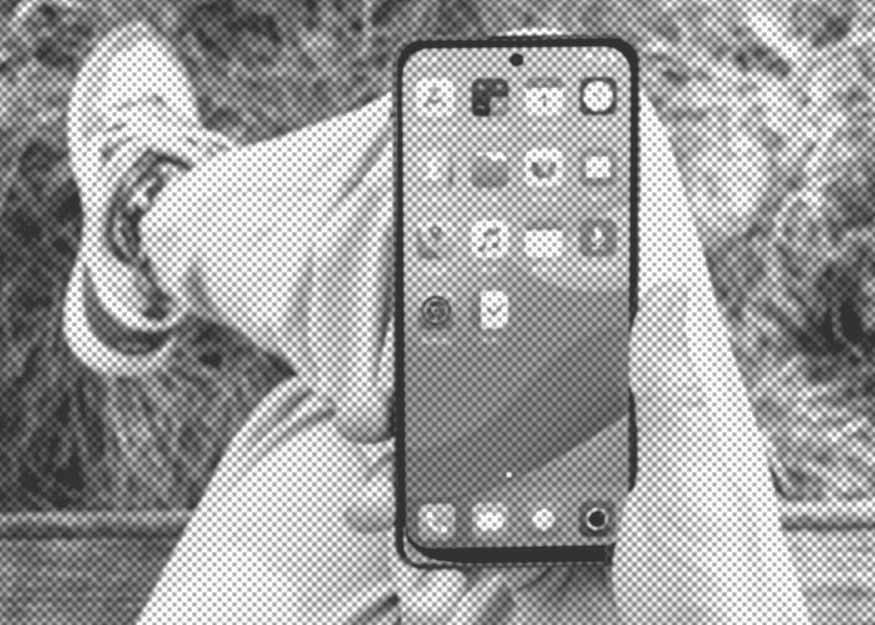 Person, die mit überkreuzten Beinen sitzt und ein Smartphone hält, auf dessen Bildschirm verschiedene App-Symbole angezeigt werden.